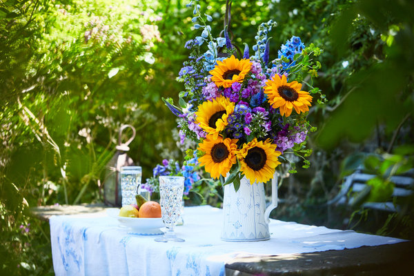 Bouquet Soleil aux tonalités jaunes, mauves et bleues où dominent les tournesols, les delphiniums, les véroniques et asters, 50 €, le bouquet.