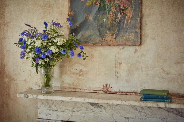 Bouquet Violet qui fleure bon la Méditerranée et la Provence avec des bleuets, des œillets de poètes, des branches d’avoine et de menthe, 33 €, le bouquet.