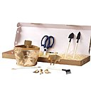 Kit de jardinage comprenant un pot pliable, des étiquettes à piquer dans la terre, des graines de camomille, des ciseaux, des mini outils de jardinage et de la terre, 34 €. Kit de jardinage comprenant un pot pliable, des étiquettes à piquer dans la terre, des graines de camomille, des ciseaux, des mini outils de jardinage et de la terre, 34 €.