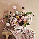 A gauche, bouquet Elysian et, à droite, bouquet Ciara qui mêlent roses colorées, lisianthus et scabieuses vaporeuses, créés en collaboration avec Liberty Print. 43 € ou 46 € et 45 €, l’un. A gauche, bouquet Elysian et, à droite, bouquet Ciara qui mêlent roses colorées, lisianthus et scabieuses vaporeuses, créés en collaboration avec Liberty Print. 43 € ou 46 € et 45 €, l’un.