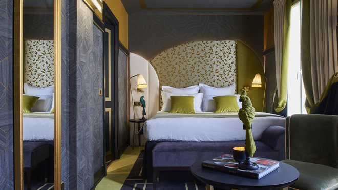 La chambre Diamant Noir, noire et cuivre, offre une superposition de motifs décoratifs, textures riches et raffinées.