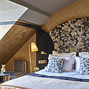 La chambre Opale Jaune aux réminiscences Art nouveau offre une atmosphère à la fois chaude et douce.