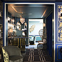 Motifs japonisants, boiseries, tentures de soie et de moire courent le long des murs, nous invitent aux songes exotiques, aux voyages immobiles.