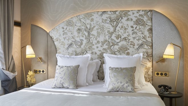 La chambre Nacre, beige et blanche comme un écrin, un bijou, une parure de nuit, avec ses jeux de textures et mélanges de motifs végétaux et graphiques.