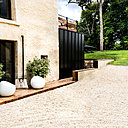 La maison est caractérisée par une extension en acier laqué noir qui s’ouvre sur une terrasse.