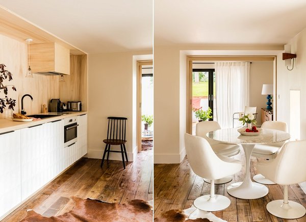 La cuisine jouxte le coin repas où bois et couleur blanche se conjuguent.