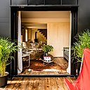 Le salon s’ouvre sur une terrasse avec un sol en continuité.