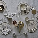 En version immaculée sur une nappe tout aussi blanche, seulement ponctuée par la délicatesse de quelques motifs naturalistes légers et touches d’or, la collection Nora prend des airs de fête.