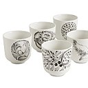 La collection de mugs avec six décors différents, 61 €, les 6 pièces. Collection Nora.