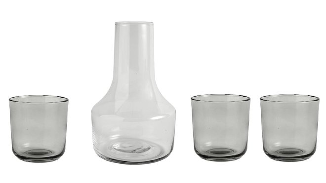 Formes simples et belles proportions pour la carafe en verre blanc transparent et le verre fumé noir translucide, à associer selon les envies. Collection Nora.