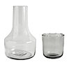 Formes simples et belles proportions pour la carafe en verre blanc transparent et le verre fumé noir translucide, à associer selon les envies. Collection Nora.