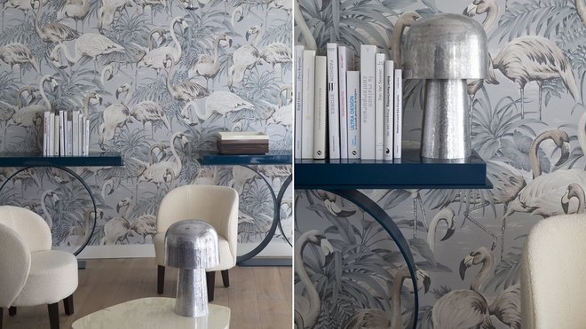 Sur fond de papier-peint Flamingo chez Arte, une paire de console Echo, création Raphaël Thomas Edition. Lampe création François Azambourg, Lignes de Démarcation. Lustre, Baccarat.