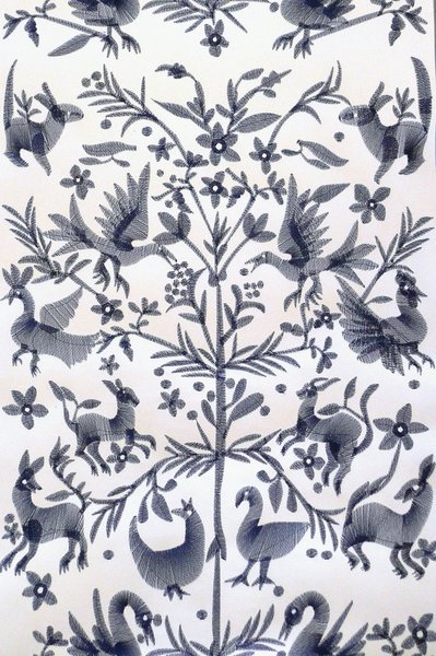 Aves, papier-peint brodé sur intissé avec broderie mécanique pilotée par l’informatique. Design Jemma Ooi et Nathan Philpott et éditeur Studio Custhom, Londres.Fabriqué à Leicester, UK.