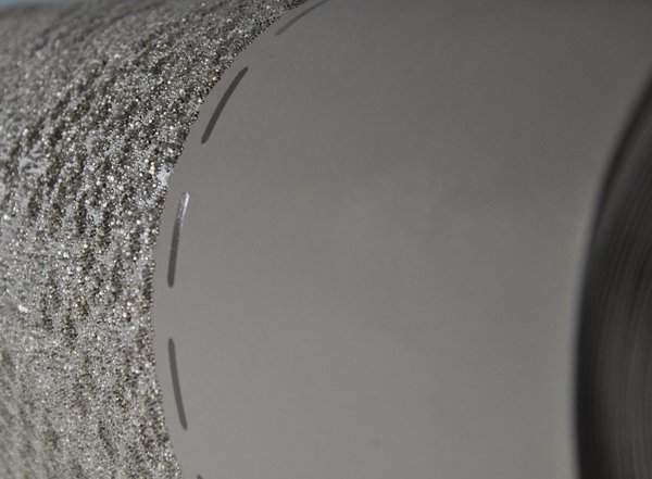 Collection Wall Couture, réf. 52203. Intissé, fond mat, impression mécanique, sérigraphie rotative, 3 couleurs et tontisse de perles. Dessinateur Ulf Moritz et manufacture Marburg, Kirchhain, Allemagne, 2012.