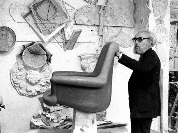 Portrait d’Angelo Mangiarotti, architecte et un designer industriel italien (1921-2012).