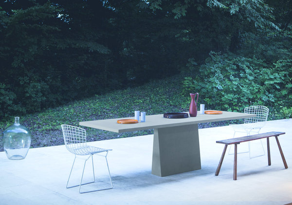 Table Incas composée d’un élément central et pyramidal qui supporte un plateau carré. Version extra strong stone en Pietra Serena avec finition sablée adaptée à un usage extérieur. Création Angelo Magiarotti, 1978, éditée par Agapecasa.