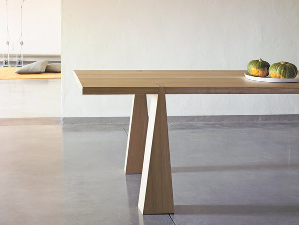 Table Incas composée de 4 éléments pyramidaux en bois dur qui supportent un plateau carré. Existe aussi avec 5 qualités de marbre différentes. Création Angelo Magiarotti, 1978, éditée par Agapecasa.