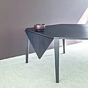 Table Quattrotto de forme carrée pour 4 personnes qui se transforme en table pour 8 personnes. Les allonges triangulaires cachées dans la structure de base permettent de doubler le nombre de convives en agrandissant d’un tiers la surface de la table. En contreplaqué de bois avec finition en chêne naturel, brun ou foncé. Création Angelo Mangiarotti, 1990, éditée par Agapecasa.