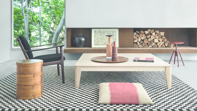 Table basse Compensato composée de fines couches de contreplaqué de bouleau avec pieds effilés et faisant partie d’un système de meubles en kit. Finition chêne naturel, brun ou foncé. Création Angelo Mangiarotti, 1953-55, éditée par Agapecasa.