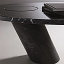 A gauche, table Eccentrico et à droite, table Eros reposant toutes les deux sur le principe du joint gravitationnel, une véritable innovation structurelle, repoussant le design jusqu’à ses limites théoriques jamais franchies. Disponible en 5 qualités de marbre. Créations Angelo Mangiarotti, 1979 et 1971, éditées par Agapecasa.