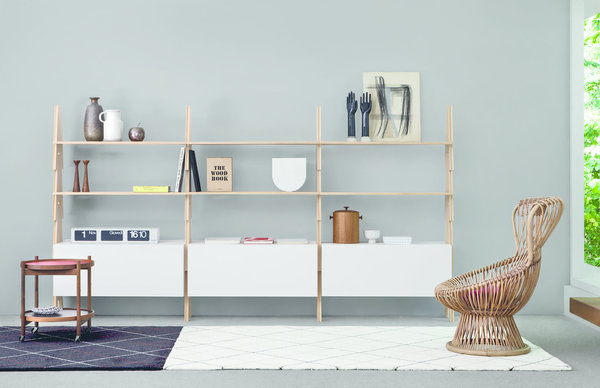 Bibliothèque Cavaletto, système de mobilier breveté, caractérisé par sa polyvalence et fonctionnalité. Les montants en forme de V renversé sont superposables par la simple action de la gravité et laissent l’espace nécessaire pour accueillir des étagères ou des caissons fermés. Les tablettes sont maintenues en position au moyen d’une authentique « queue d’aronde ». Version en placage de bois, finition naturelle ou chêne foncé ou en marbre de Carrare, comme créée à l’origine, il y a plus de 60 ans (1953-55).