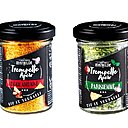 A gauche, Thaïlandaise : la richesse des épices thaï dans un concentré de saveurs à base d’oignon, ail, curry, curcuma et piment. Le tout savamment dosé pour plaire à tous les amateurs de cuisine asiatique et exotique, avertis comme curieux. A droite, Parisienne : un doux mélange de fromage, ail, basilic, oignon, marjolaine, thym et origan, pour une composition fraîche aux goûts sains et naturels du jardin. Elégante, la Parisienne !