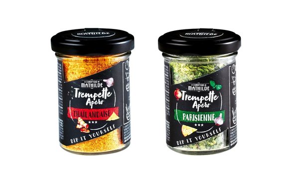 A gauche, Thaïlandaise : la richesse des épices thaï dans un concentré de saveurs à base d’oignon, ail, curry, curcuma et piment. Le tout savamment dosé pour plaire à tous les amateurs de cuisine asiatique et exotique, avertis comme curieux. A droite, Parisienne : un doux mélange de fromage, ail, basilic, oignon, marjolaine, thym et origan, pour une composition fraîche aux goûts sains et naturels du jardin. Elégante, la Parisienne !