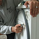 Etape 1 : Déballez le lave-linge. Contrôlez que le lave-linge n’a pas été endommagé pendant le transport. S’il est abîmé, ne pas le raccorder et contacter le vendeur. Enlevez les 4 vis de protection servant au transport, le caoutchouc et la cale, placés dans la partie arrière.