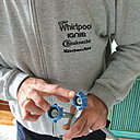 Etape 3 : Reliez le tuyau d’alimentation en le vissant à un robinet d’eau froide à embout fileté 3/4 gaz. Faites couler l’eau jusqu’à ce qu’elle soit limpide et sans impuretés avant de raccorder.