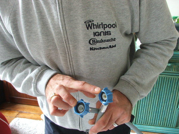 Etape 3 : Reliez le tuyau d’alimentation en le vissant à un robinet d’eau froide à embout fileté 3/4 gaz. Faites couler l’eau jusqu’à ce qu’elle soit limpide et sans impuretés avant de raccorder.