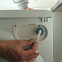 Etape 4 : Raccordez le tuyau d’arrivée de l’eau au lave-linge en le vissant à la prise d’eau prévue, dans la partie arrière en haut à droite.