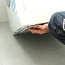 Etape 5 : Installez le lave-linge sur un sol plat et rigide, sans l’appuyer contre des murs, des meubles ou autre. Si le sol n’est pas parfaitement horizontal, vissez ou dévissez les pieds de réglage. Une bonne mise à niveau garantit la stabilité de l’appareil et évite qu’il y ait des vibrations. Si la machine est posée sur de la moquette ou un tapis, réglez les pieds de manière à ce qu’il y ait suffisamment d’espace pour assurer une bonne ventilation.