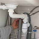 Etape 7 : Raccordez le tuyau d’évacuation, sans le plier, à un conduit d’évacuation ou à une évacuation murale placés à une distance du sol comprise entre 65 et 100 cm ; ou bien accrochez-le à un évier ou à une baignoire. Dans ce cas, fixez le support en plastique fourni avec l’appareil au robinet. L’extrémité libre du tuyau d’évacuation ne doit pas être plongée dans l’eau.