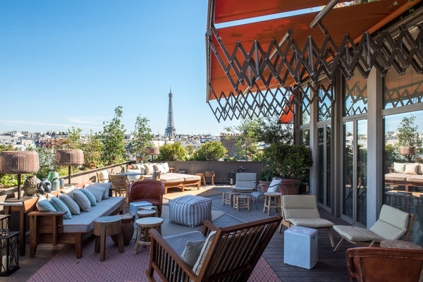 A la fois décontracté et sophistiqué, le style de l’hôtel se poursuit sur le roof top et les nombreuses terrasses.