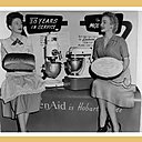 Dans les années 50, cette publicité sur une salon des arts ménagers, met à l’honneur tous les avantages du robot de cuisine depuis sa création.