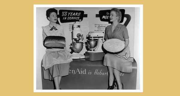 Dans les années 50, cette publicité sur une salon des arts ménagers, met à l’honneur tous les avantages du robot de cuisine depuis sa création.