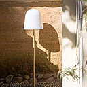 Avec abat-jour en papier chinois adhésif découpé, modélisé et collé à la main, dessinant un poétique nuage blanc, lampadaire de la collection « Bamboo dans la Nature » qui semble avoir poussé dans la forêt.