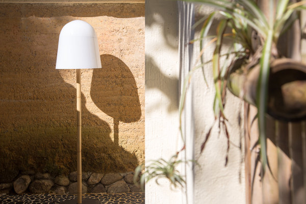 Avec abat-jour en papier chinois adhésif découpé, modélisé et collé à la main, dessinant un poétique nuage blanc, lampadaire de la collection « Bamboo dans la Nature » qui semble avoir poussé dans la forêt.
