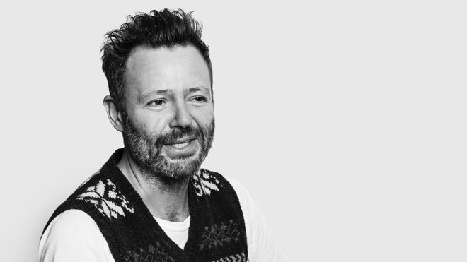 Portrait du designer Michael Young qui s'est associé à la marque chinoise Zens, pour créer des produits culturels et écologiquement responsables.  Une collaboration prévue sur du long terme et qui débute par une collection de luminaires.