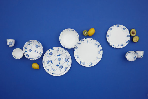 La ligne d’arts de la table « Flâner dans le plaisir » en Bone China offre des motifs traditionnels asiatiques blanc sur fond bleu et bleu sur fond blanc.