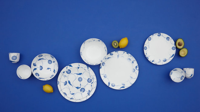 La ligne d’arts de la table « Flâner dans le plaisir » en Bone China offre des motifs traditionnels asiatiques blanc sur fond bleu et bleu sur fond blanc.