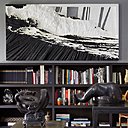 Au-dessus de la bibliothèque du salon, œuvre « Tsunami » en polystyrène sculpté de l’artiste russe Kirill Chelushkin. Table de style asiatique laquée et fauteuil en fourrure de léopard.