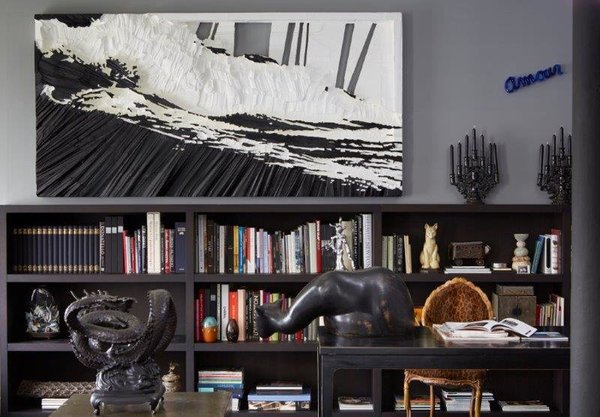 Au-dessus de la bibliothèque du salon, œuvre « Tsunami » en polystyrène sculpté de l’artiste russe Kirill Chelushkin. Table de style asiatique laquée et fauteuil en fourrure de léopard.