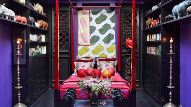 Au cœur de l’espace, la chambre d’amis avec son baldaquin épuré à l’orientale. Portes fabriquées à partir de boiseries chinoises XIXème siècle. Tissus d’éditeurs contemporains et actuels associés avec des coussins ronds achetés à Hong Kong. Au premier plan, petit banc en corde, création Christian Astugevieille.