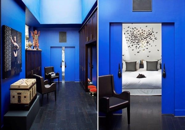 La chambre se découvre derrière deux portes coulissantes à galandage qui se glissent dans la cloison. Les poignées des portes ont été fabriquées à partir de structures de toiture de temple asiatique décapées et repeintes en noir. Le chat noir s’inscrit dans le décor.