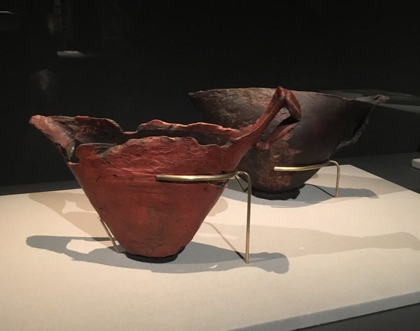 Aiguières laquées en bois de cerisier période Jômon récent, qui devaient contenir des alcools de fruits. On a retrouvé 16 sortes de graines à l'intérieur.