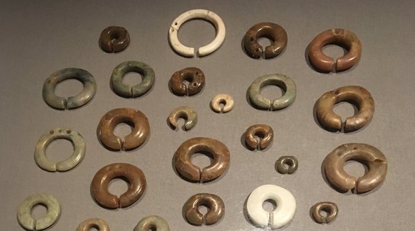 Bijoux d'oreille en jade.