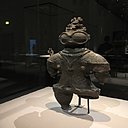 A gauche, figurine à lunettes de neige Jômon final ( -1000 à - 400 av JC) Tsugaru-shi. A droite, pot orné d'un visage Yayoi Moyen - site d'Ozakata cette pièce aurait été utilisée pour recueillir des ossements.