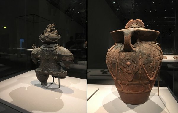 A gauche, figurine à lunettes de neige Jômon final ( -1000 à - 400 av JC) Tsugaru-shi. A droite, pot orné d'un visage Yayoi Moyen - site d'Ozakata cette pièce aurait été utilisée pour recueillir des ossements.