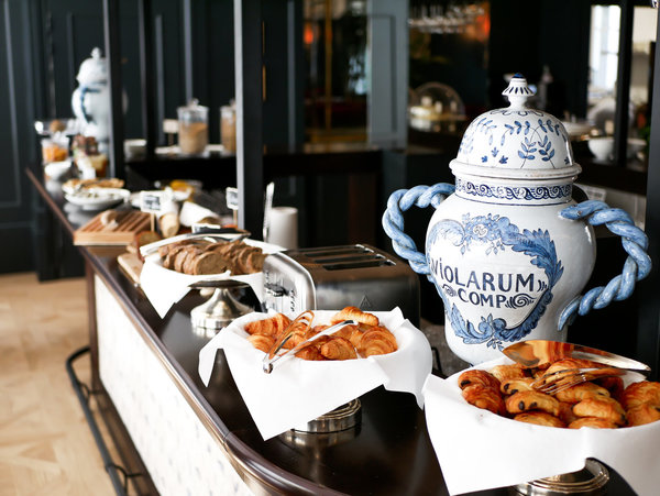 Des rééditions de pots d’apothèque se mêlent au décor, au moment du petit-déjeuner.